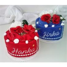 Textilní dorty ve tvaru Srdce s vyšitými jmény novomanželů.